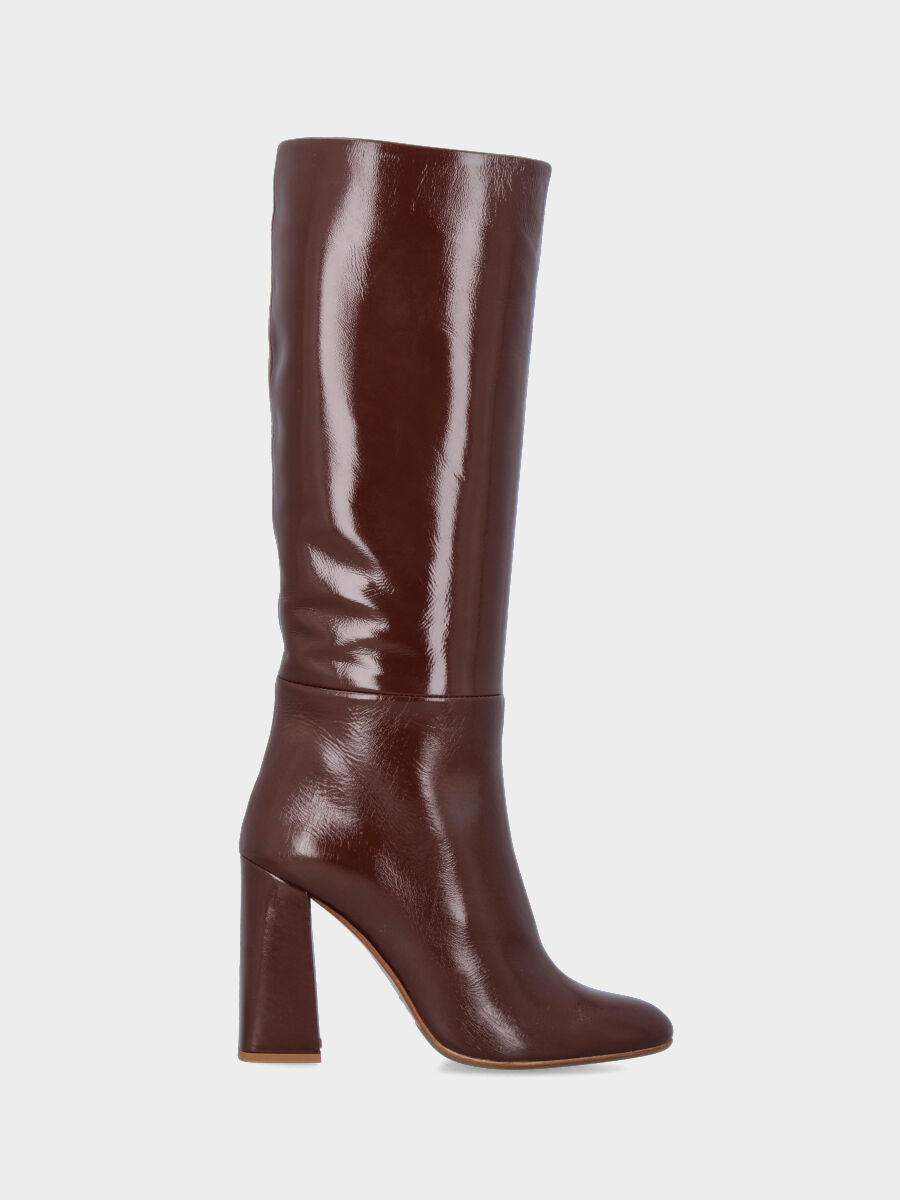 Sandalo monoblocco in vitello rosso con fascia ripiegata