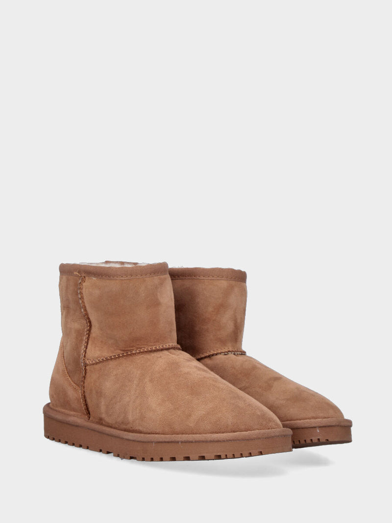 Stivaletto in camoscio marrone con interno in montone