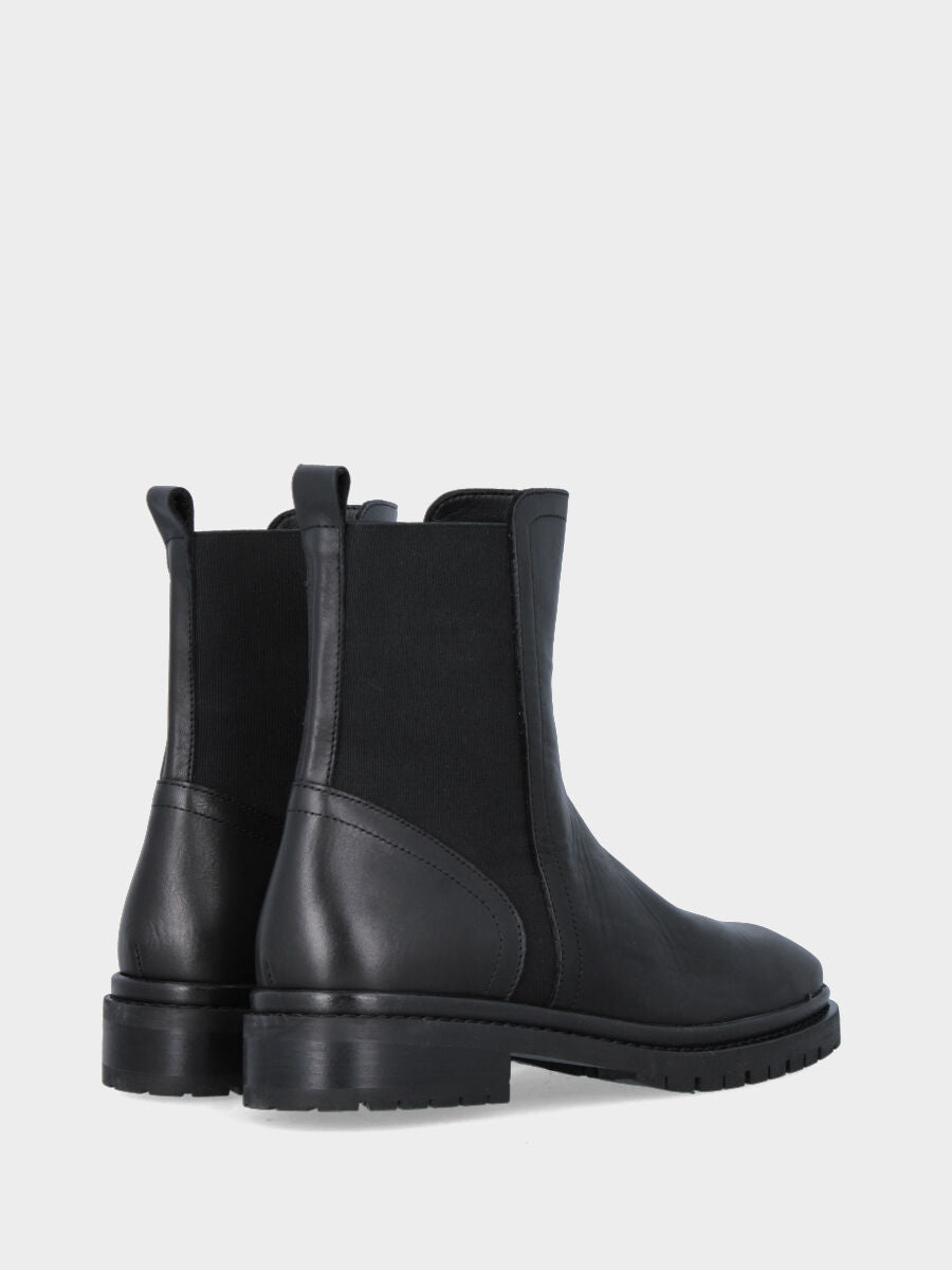 Stivaletto in vitello nero con elastico posteriore e carrarmato
