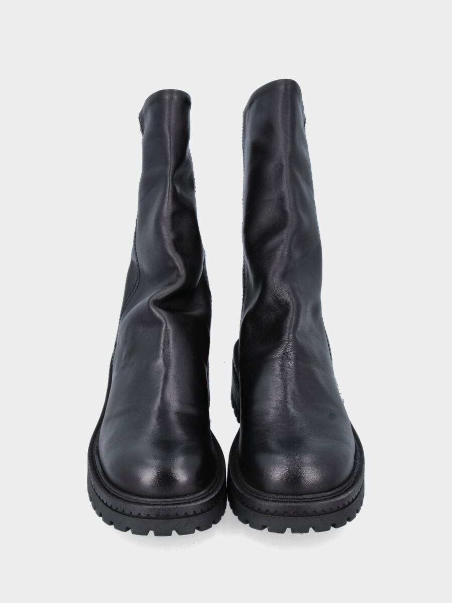 Stiefelette aus schwarzem Kalbsleder mit genarbtem Obermaterial und hinterem Reißverschluss