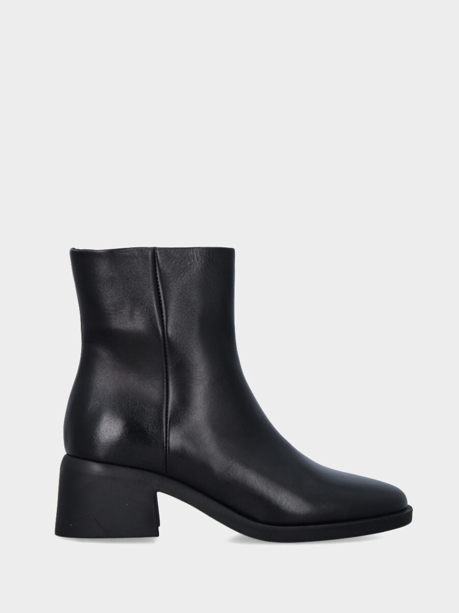 Stiefelette aus schwarzem Nappaleder mit innenliegendem Reißverschluss