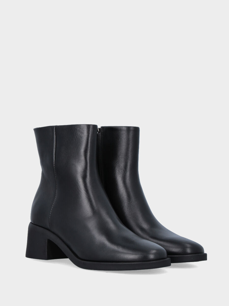 Stiefelette aus schwarzem Nappaleder mit innenliegendem Reißverschluss