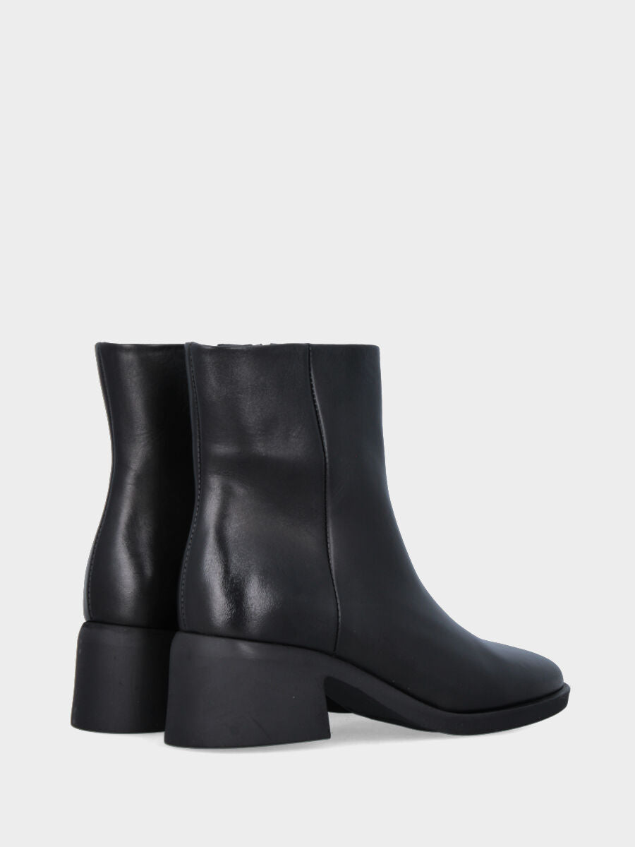 Stiefelette aus schwarzem Nappaleder mit innenliegendem Reißverschluss