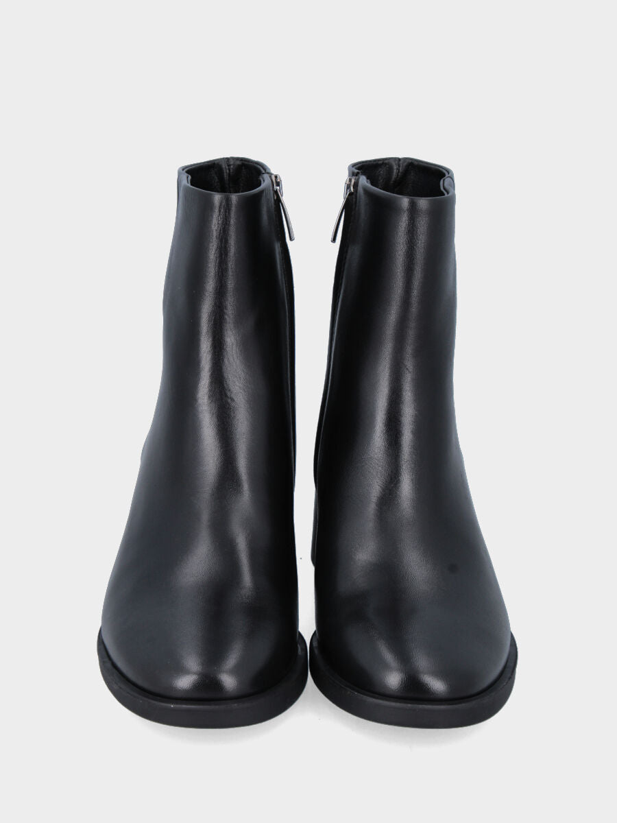 Stiefelette aus schwarzem Nappaleder mit innenliegendem Reißverschluss