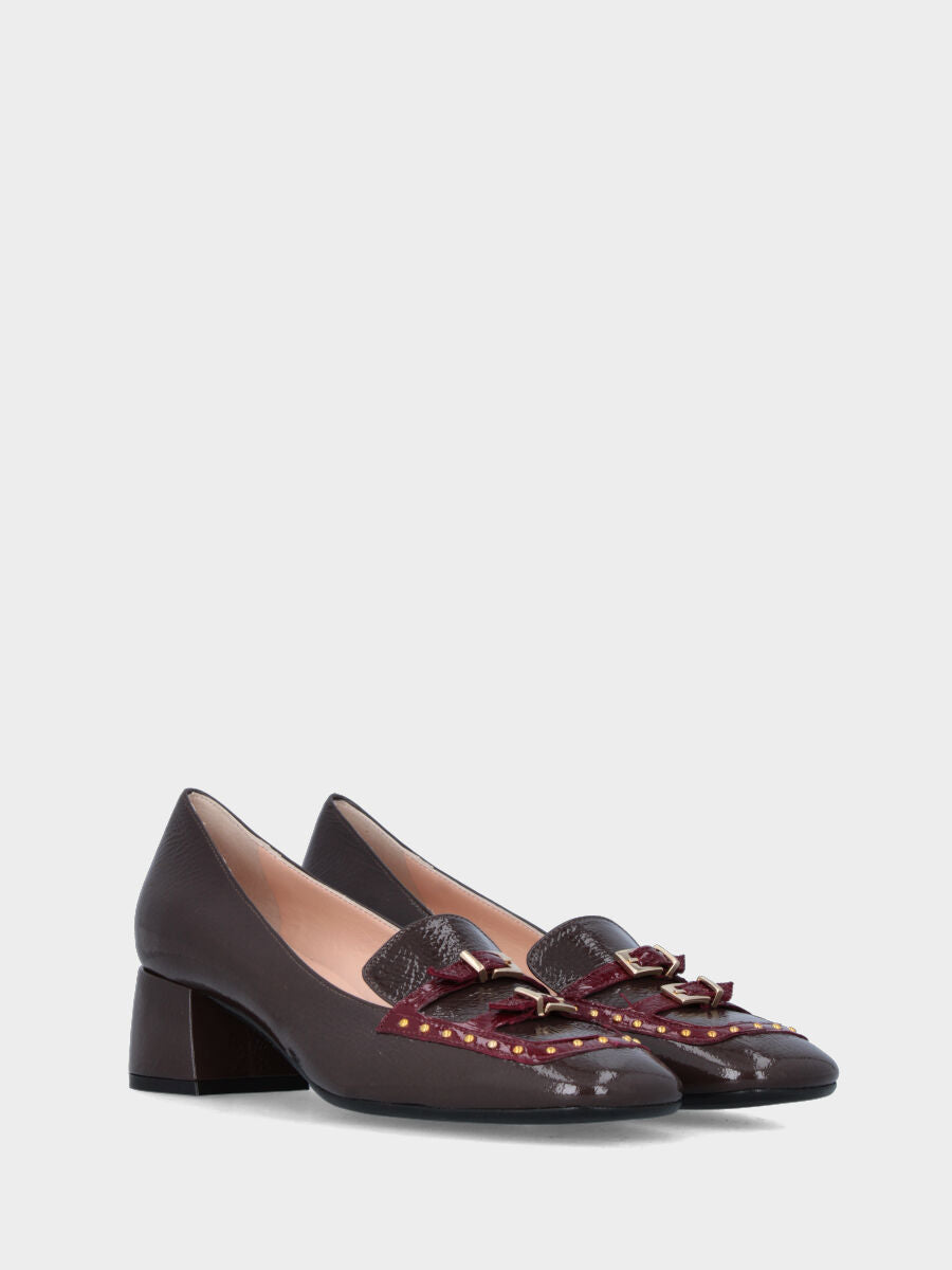 Mocassin en naplak marron avec boucles et clous