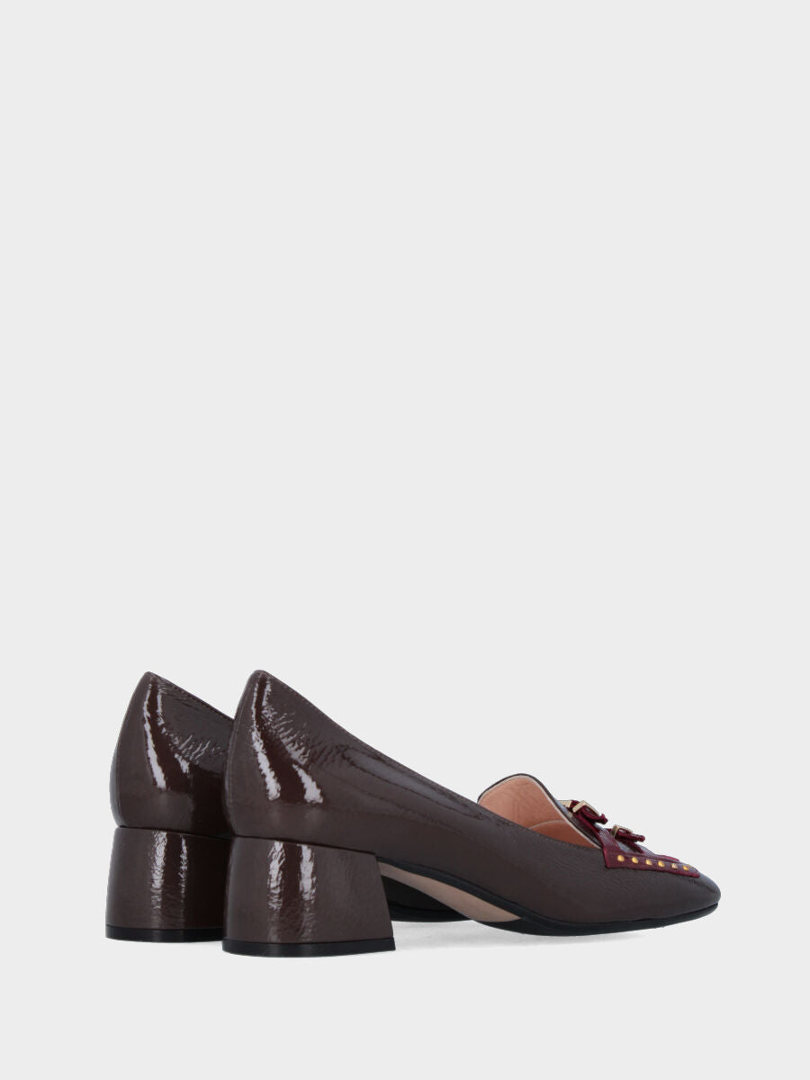 Mocassin en naplak marron avec boucles et clous