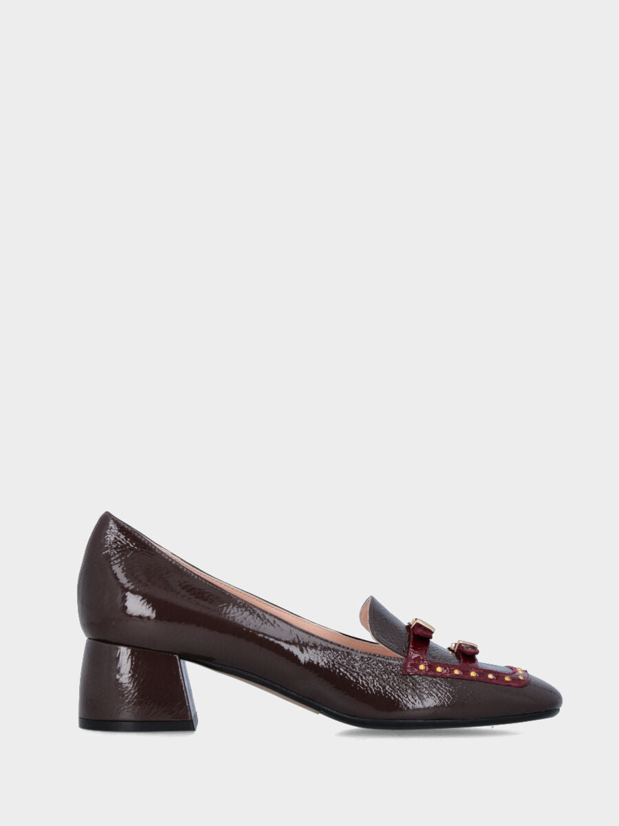Mocassin en naplak marron avec boucles et clous