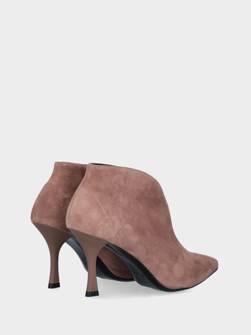 Tronchetto filoforma in camoscio beige con tacco incavato