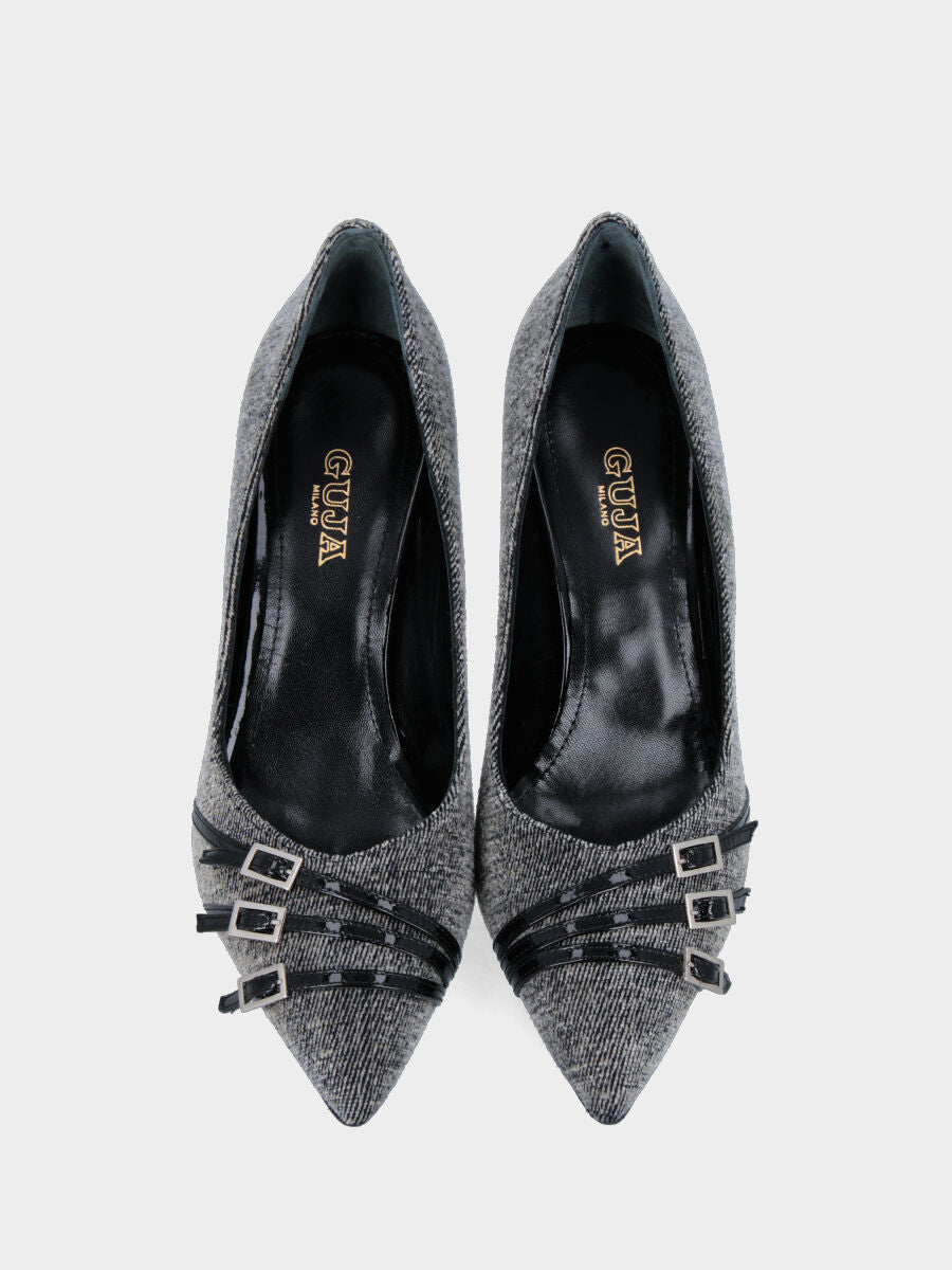 Pumps aus grauem Stoff mit hohlem Absatz und schrägen Riemchen