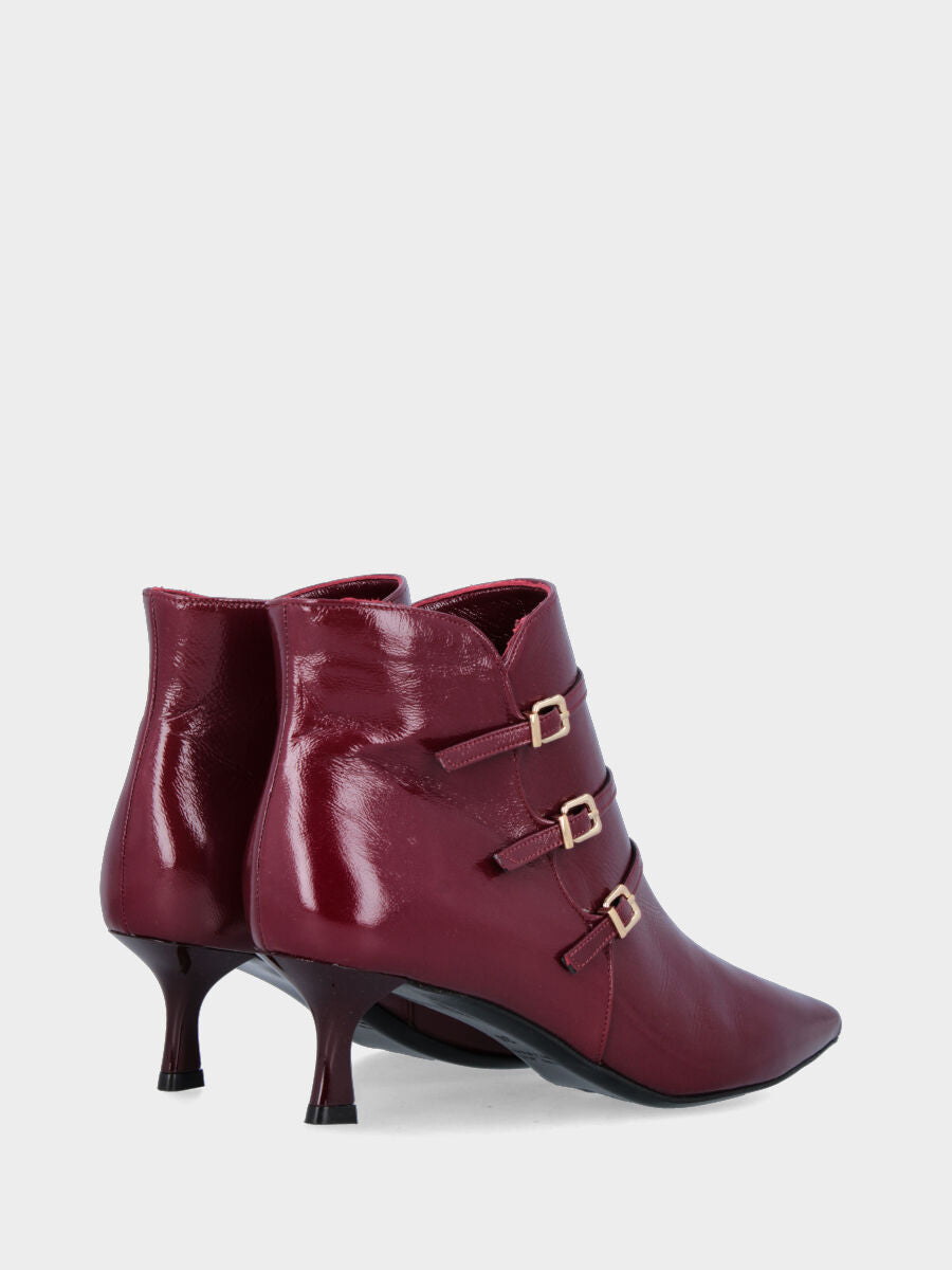 Stivaletto in verlux bordeaux con tacco a calice e cinturini