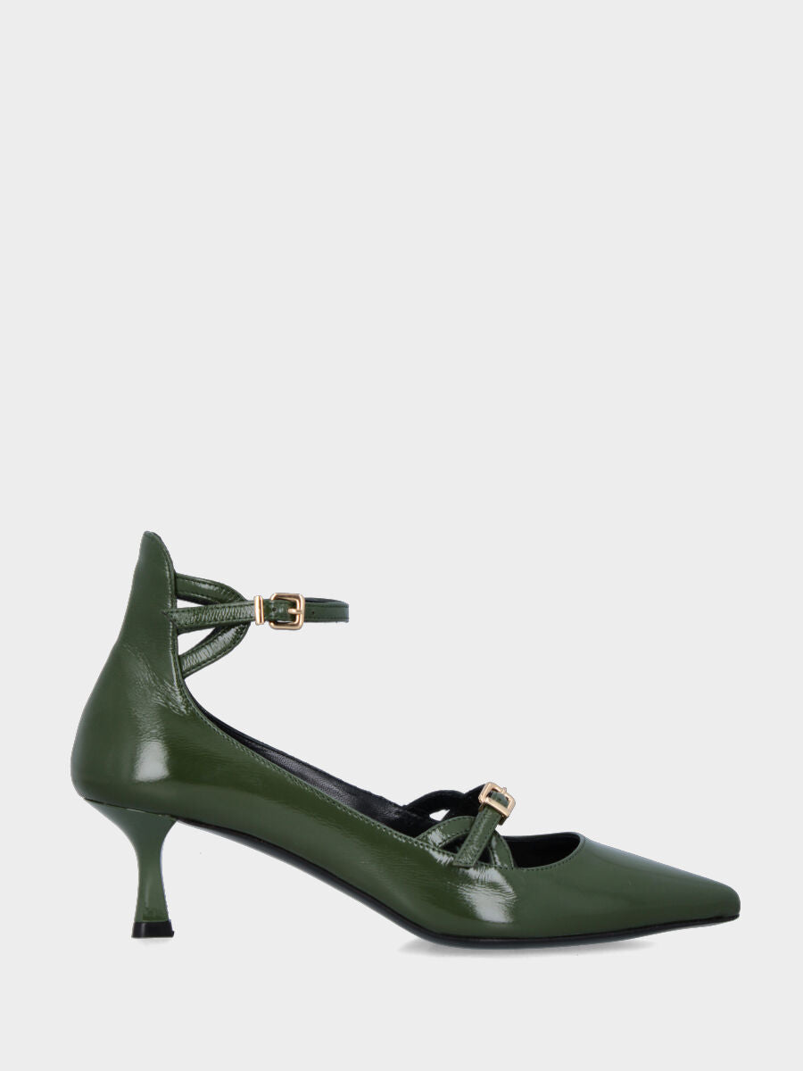 Décolleté in verlux verde con cinturini ad archetti e tacco a calice