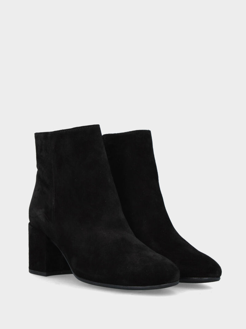 Stivaletto in camoscio nero con tacco largo e cerniera