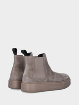 Beatles in camoscio beige con fondo sneaker scatolato e zeppa
