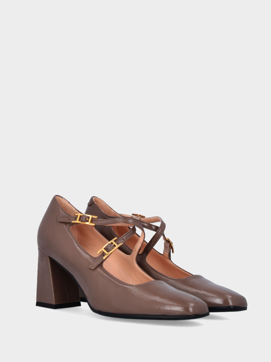 Sandalo monoblocco in vitello rosso con fascia ripiegata