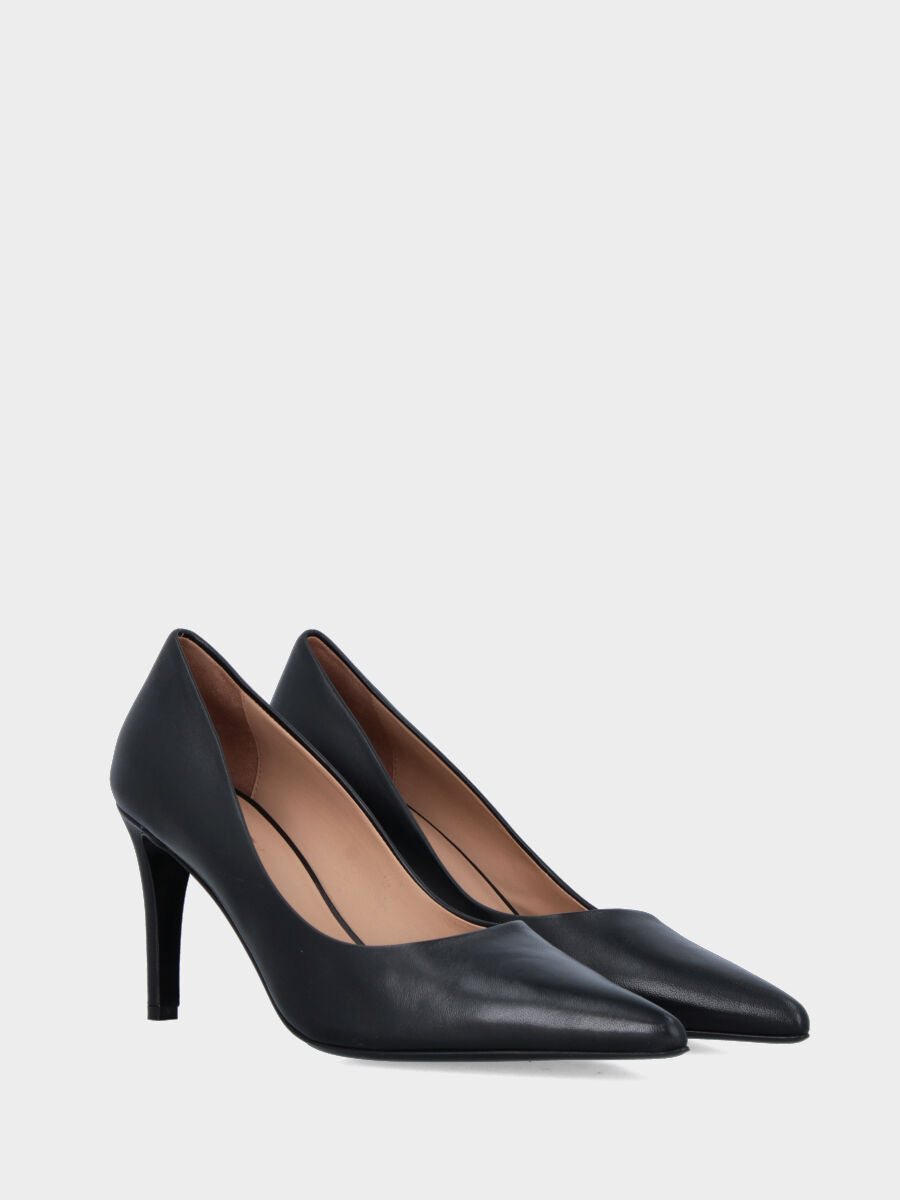 Black nappa pumps with thin heel and pointed toe