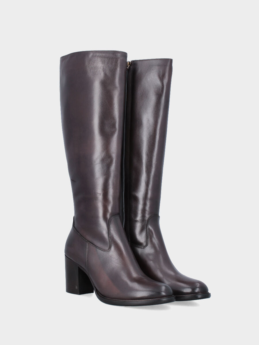 Sandalo monoblocco in vitello rosso con fascia ripiegata