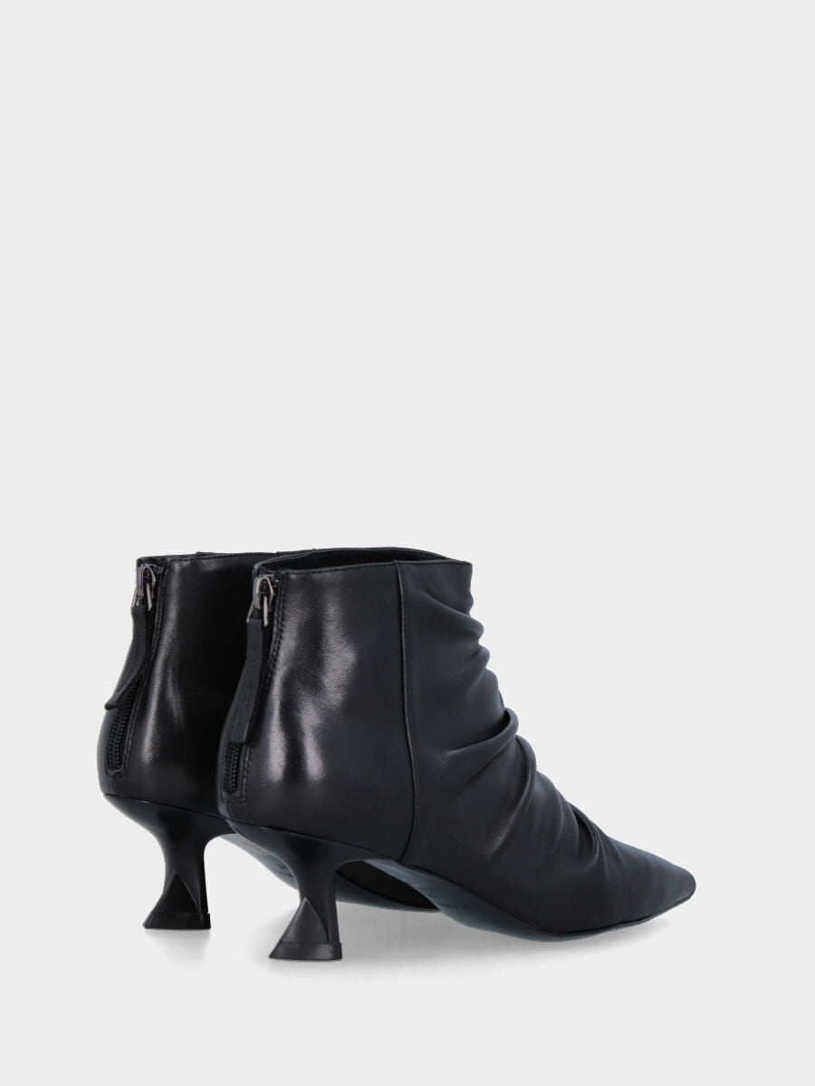 Stivaletto in nappa nero goffrato con tacco rocchetto
