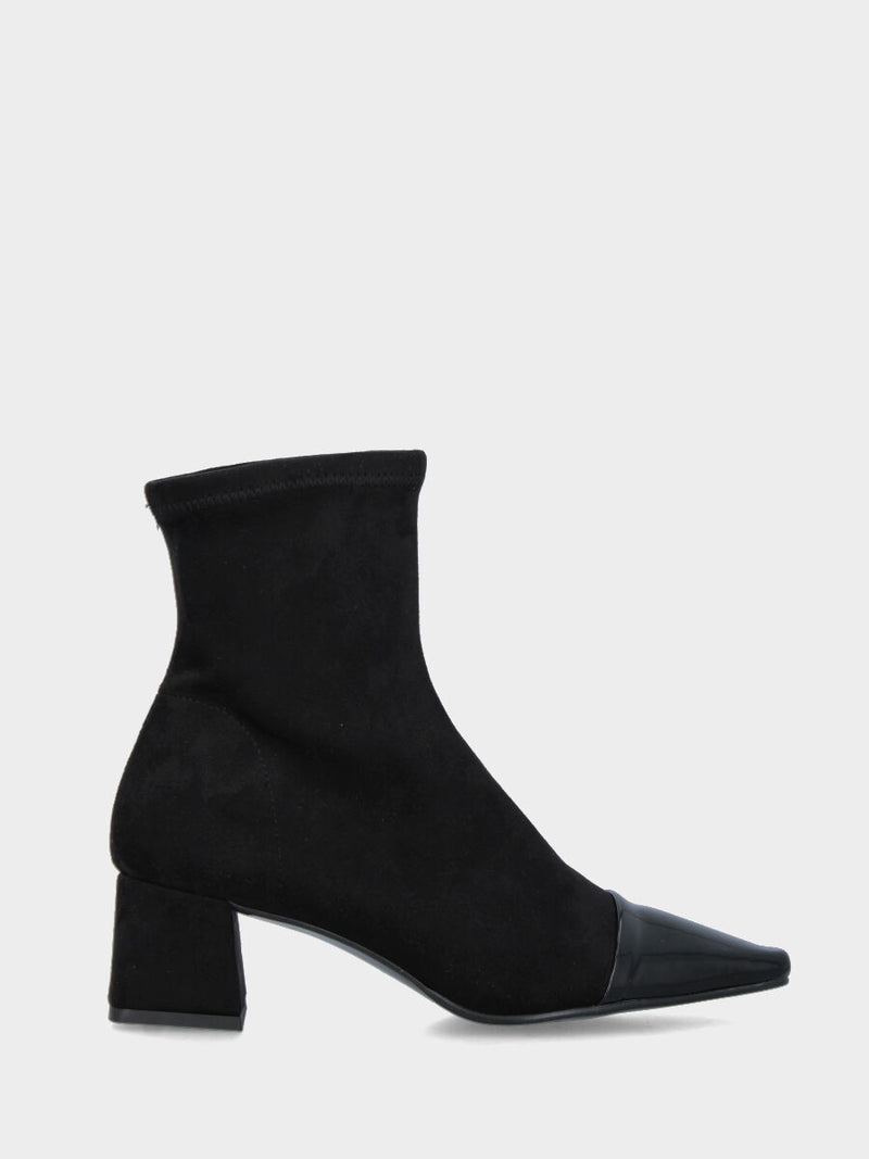 Stivaletto in alcantara elasticizzata nera con puntalino in vernice