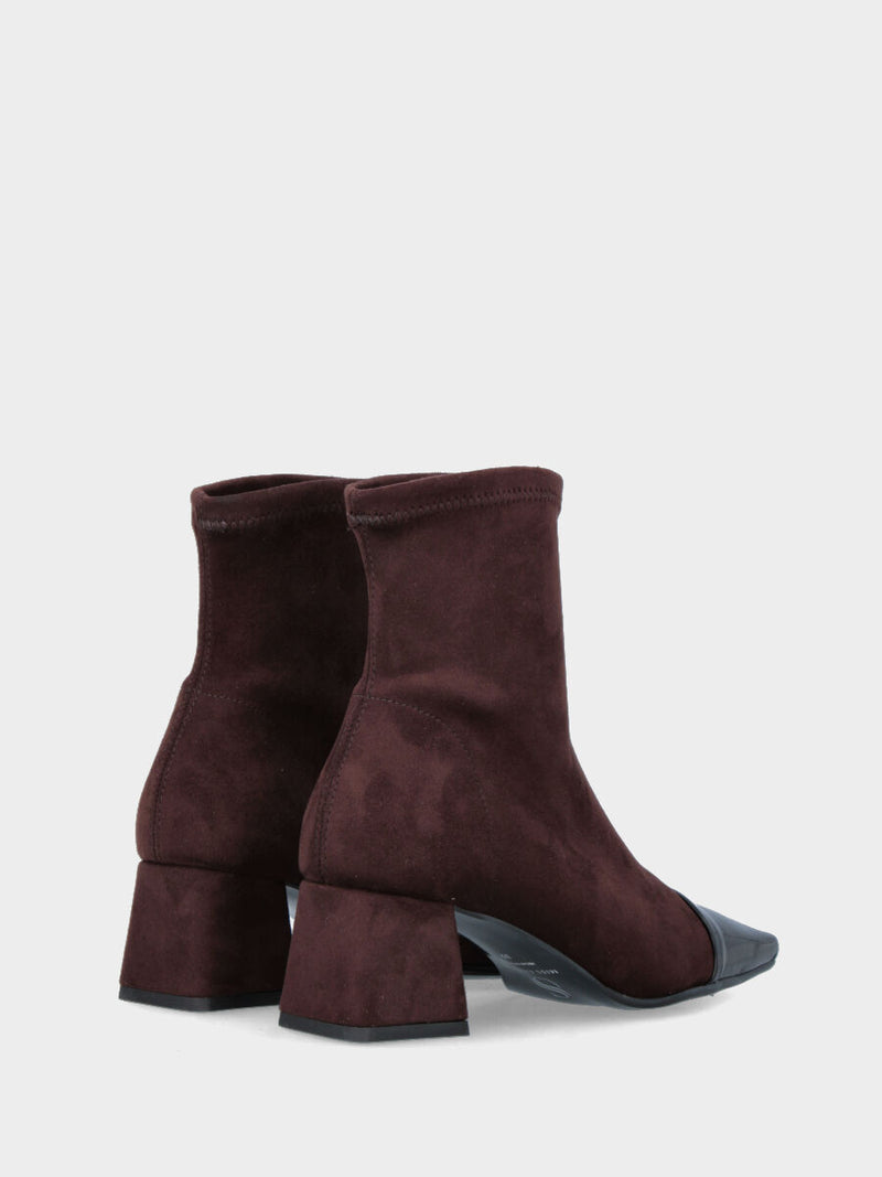 Stivaletto in alcantara elasticizzata testa di moro con puntalino in vernice