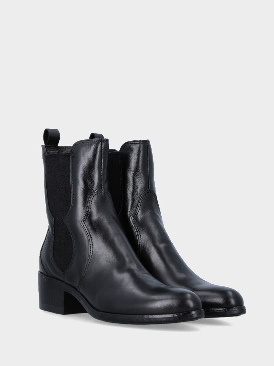 Beatles in black nappa leather with shaped elastics and 30 mm heel