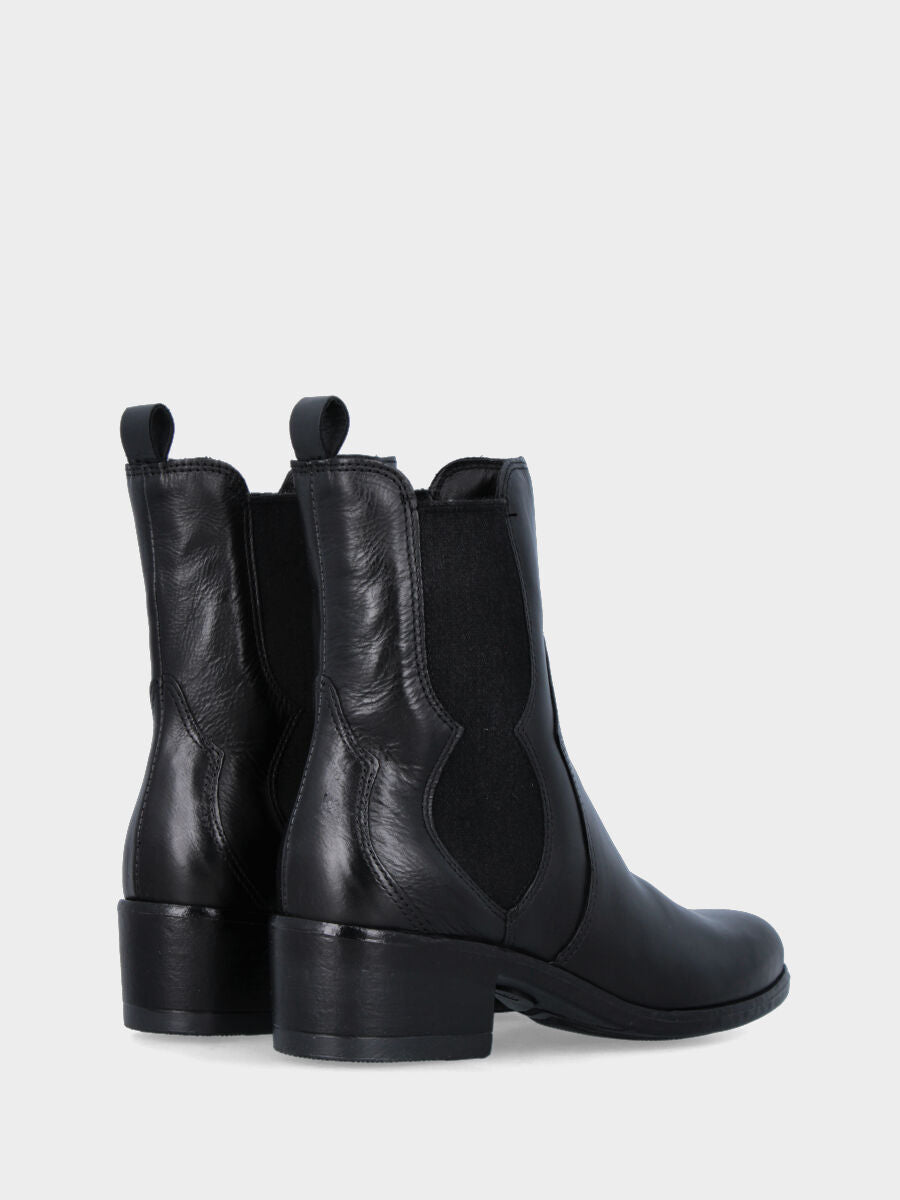 Beatles in black nappa leather with shaped elastics and 30 mm heel