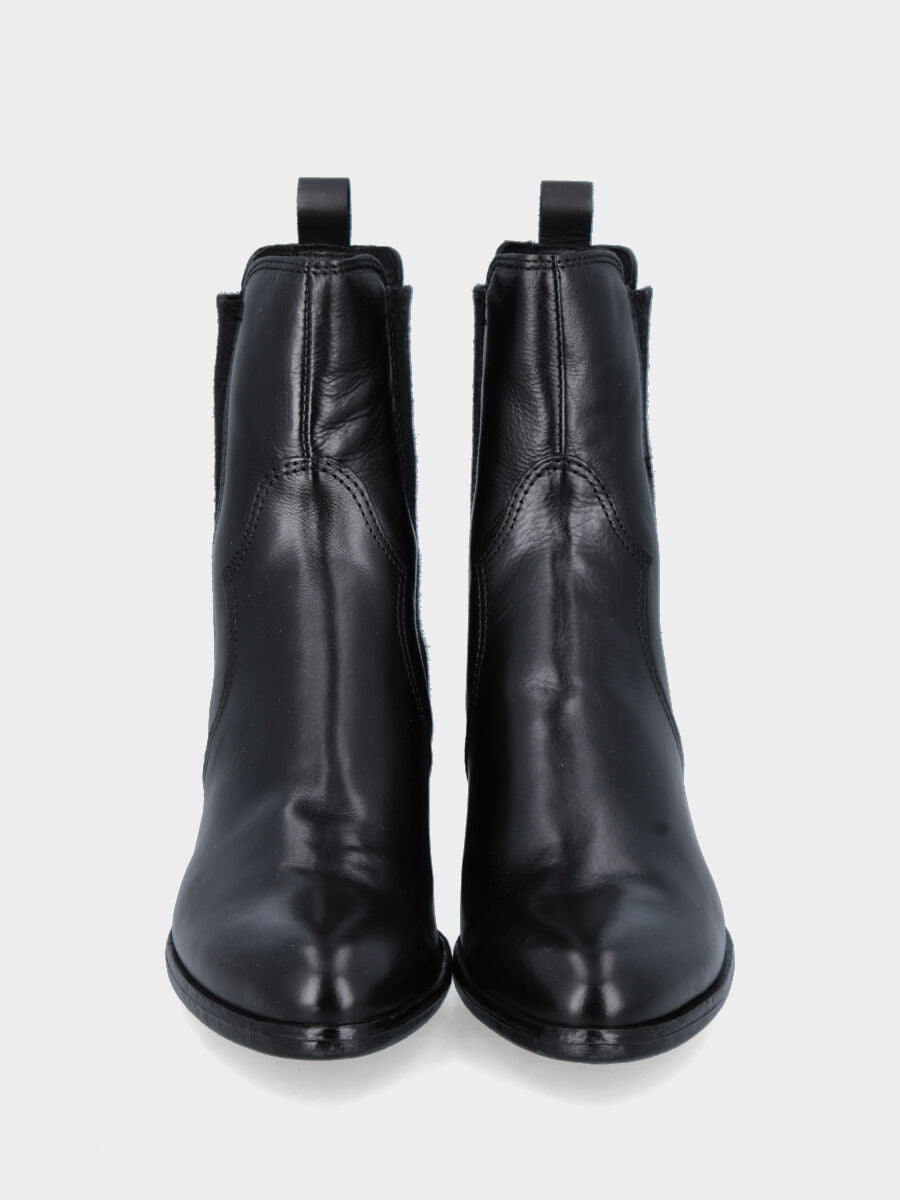 Beatles in black nappa leather with shaped elastics and 30 mm heel