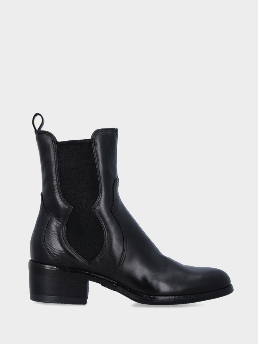 Beatles in black nappa leather with shaped elastics and 30 mm heel