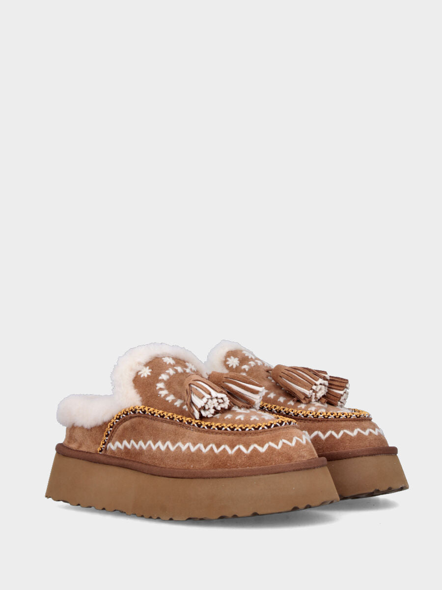 Sabot en mouton beige avec broderies et pompons