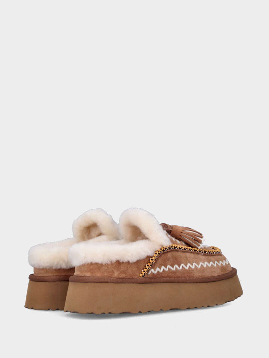 Sabot en mouton beige avec broderies et pompons