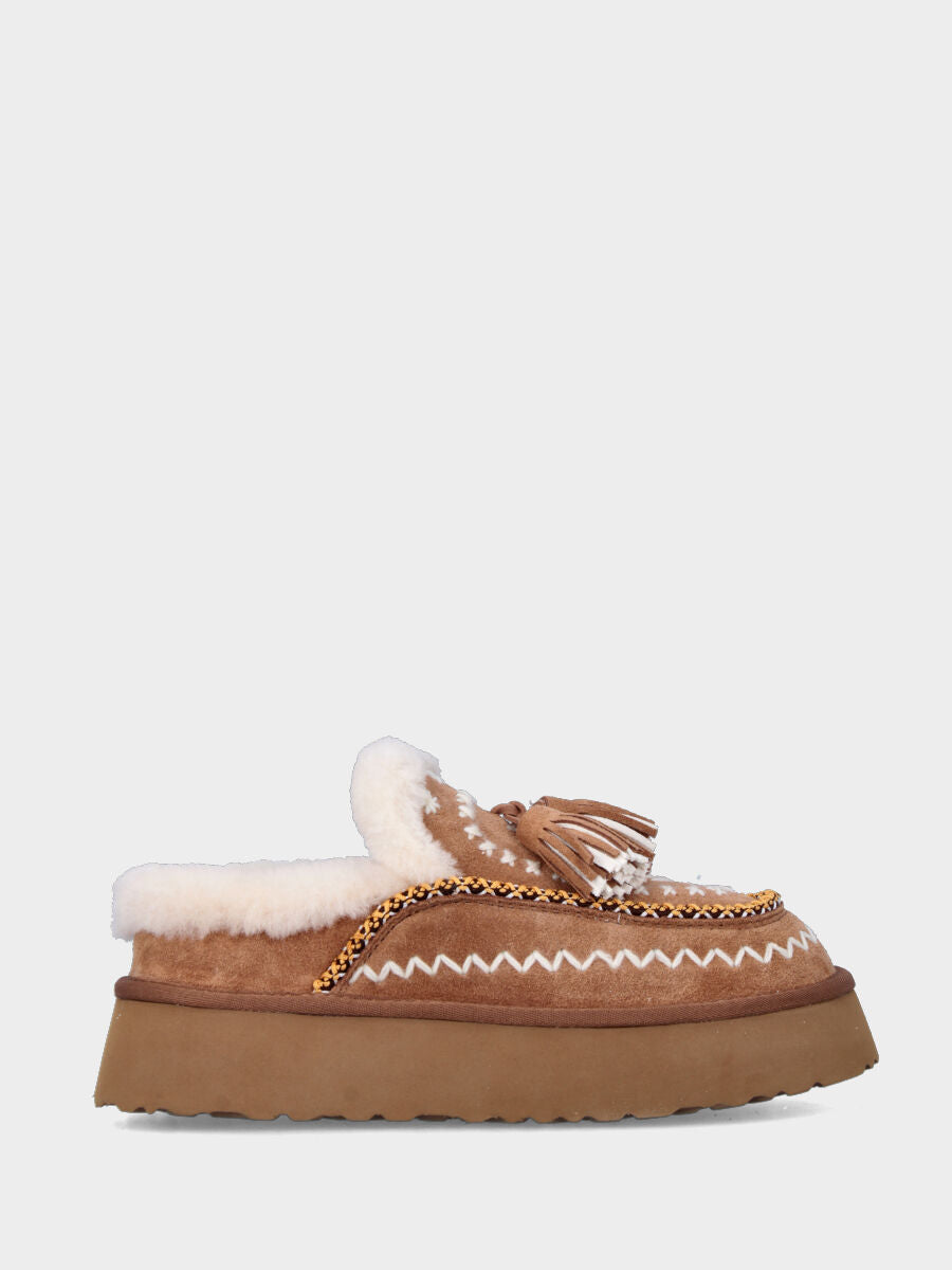 Sabot en mouton beige avec broderies et pompons