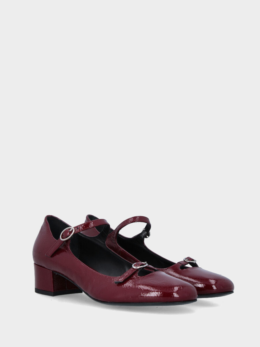 Pumps in burgundy patent leather and straps with oval buckles