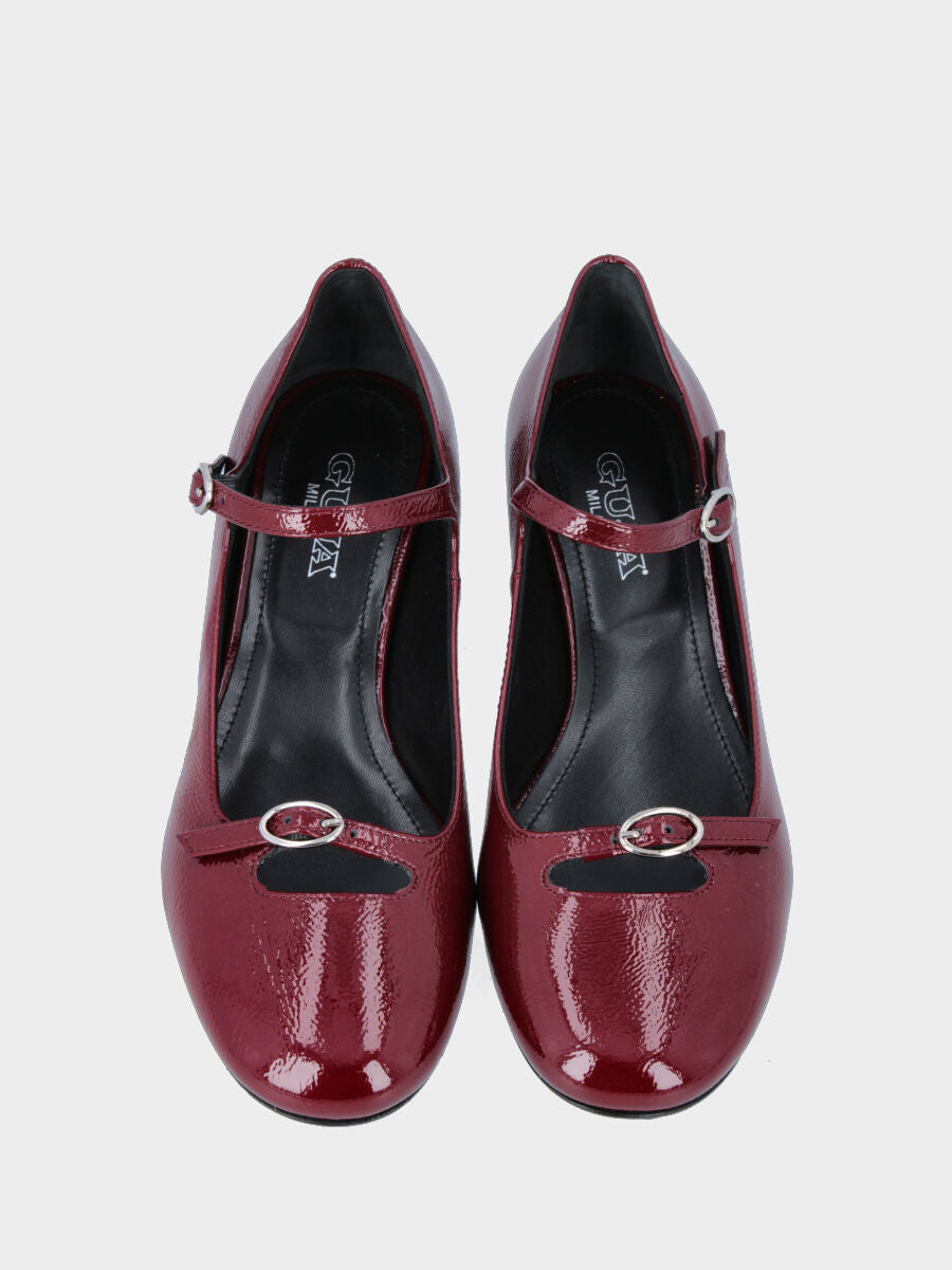 Pumps in burgundy patent leather and straps with oval buckles