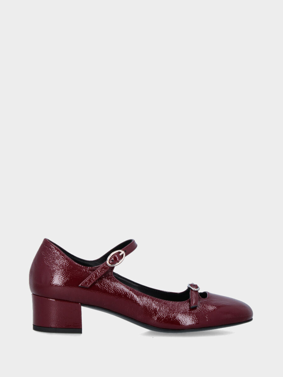 Pumps in burgundy patent leather and straps with oval buckles