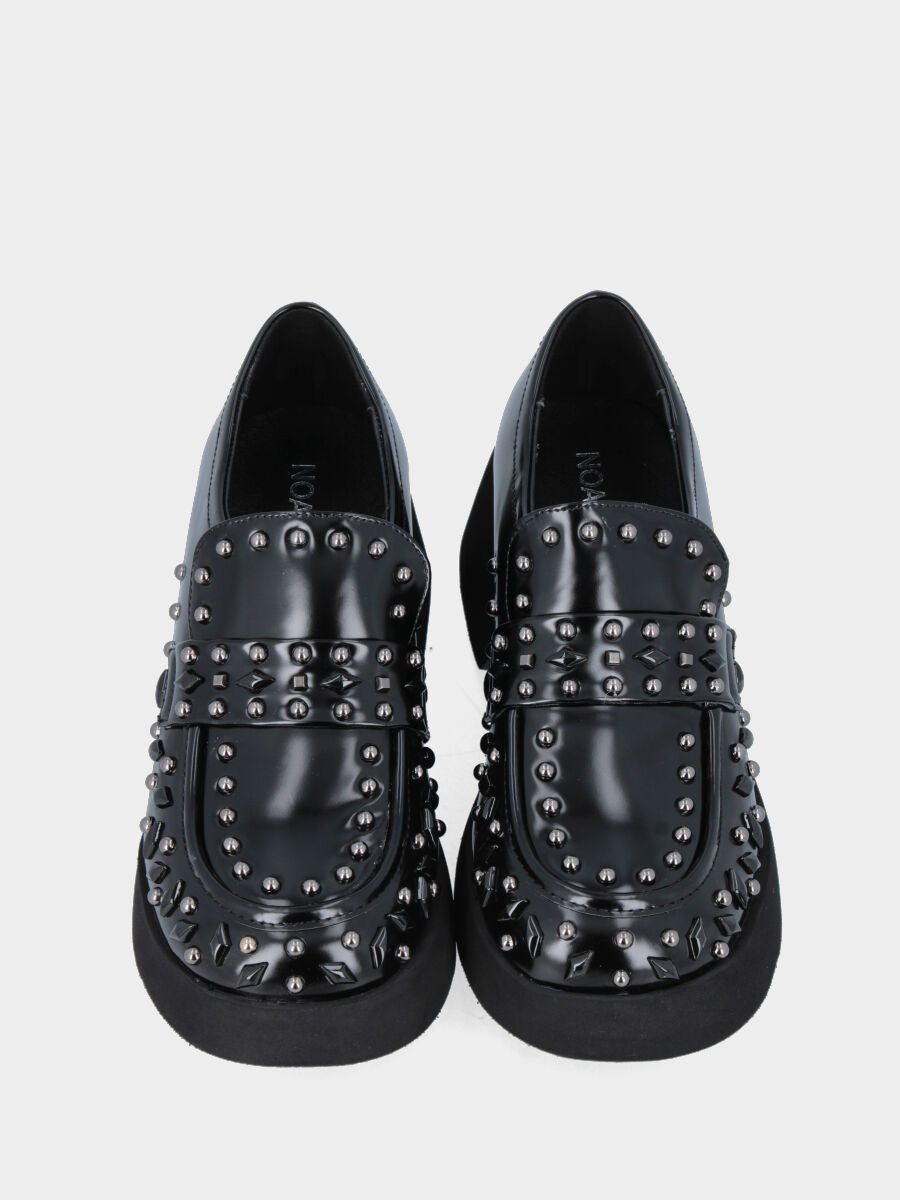 Mocassino in ecopelle nera con borchie metalliche e in resina