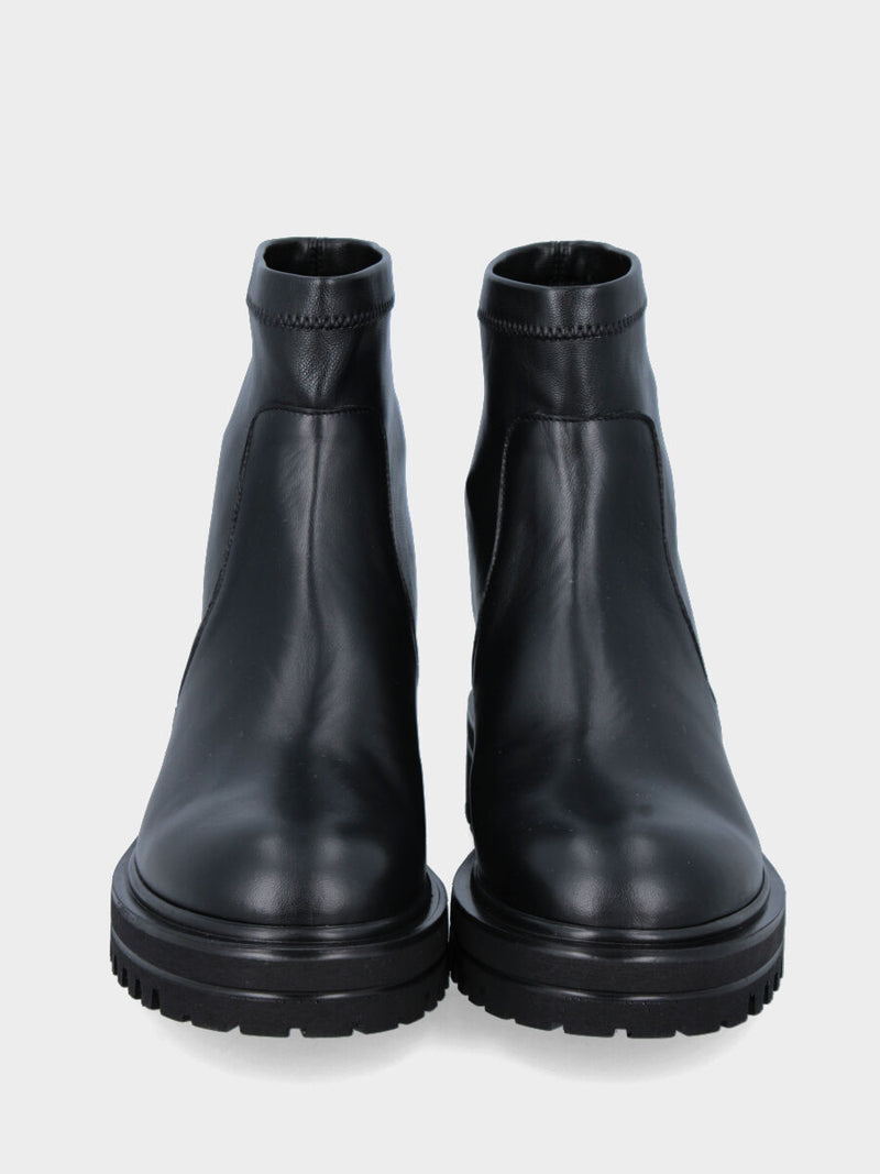 Stivaletto in vitello nero con gomma carrarmato