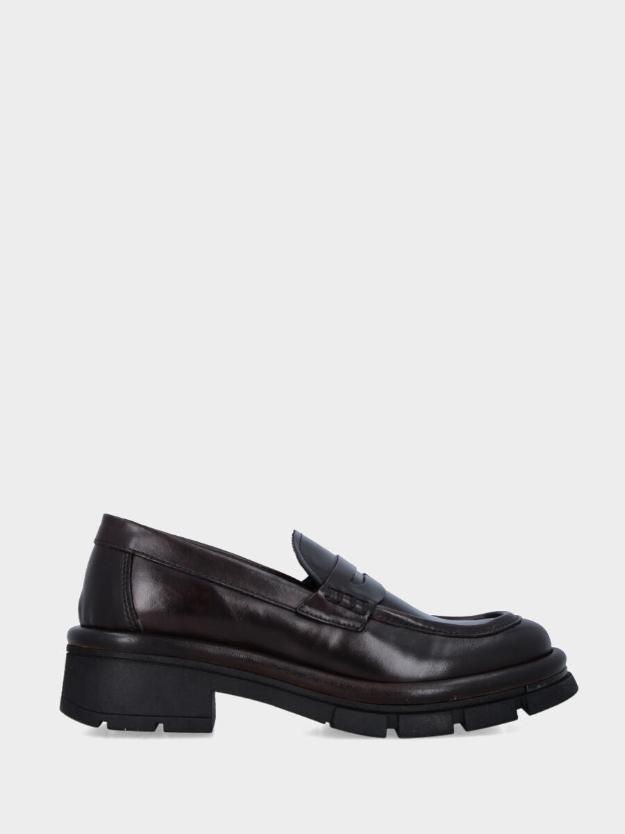 Sandalo monoblocco in vitello rosso con fascia ripiegata