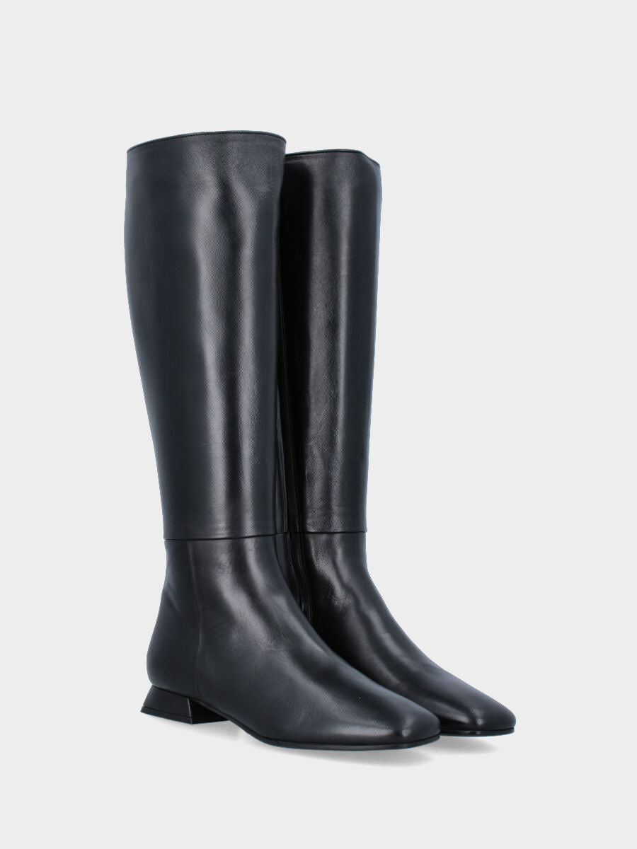 Stiefel aus schwarzem Nappaleder mit breitem Absatz und seitlichem Reißverschluss