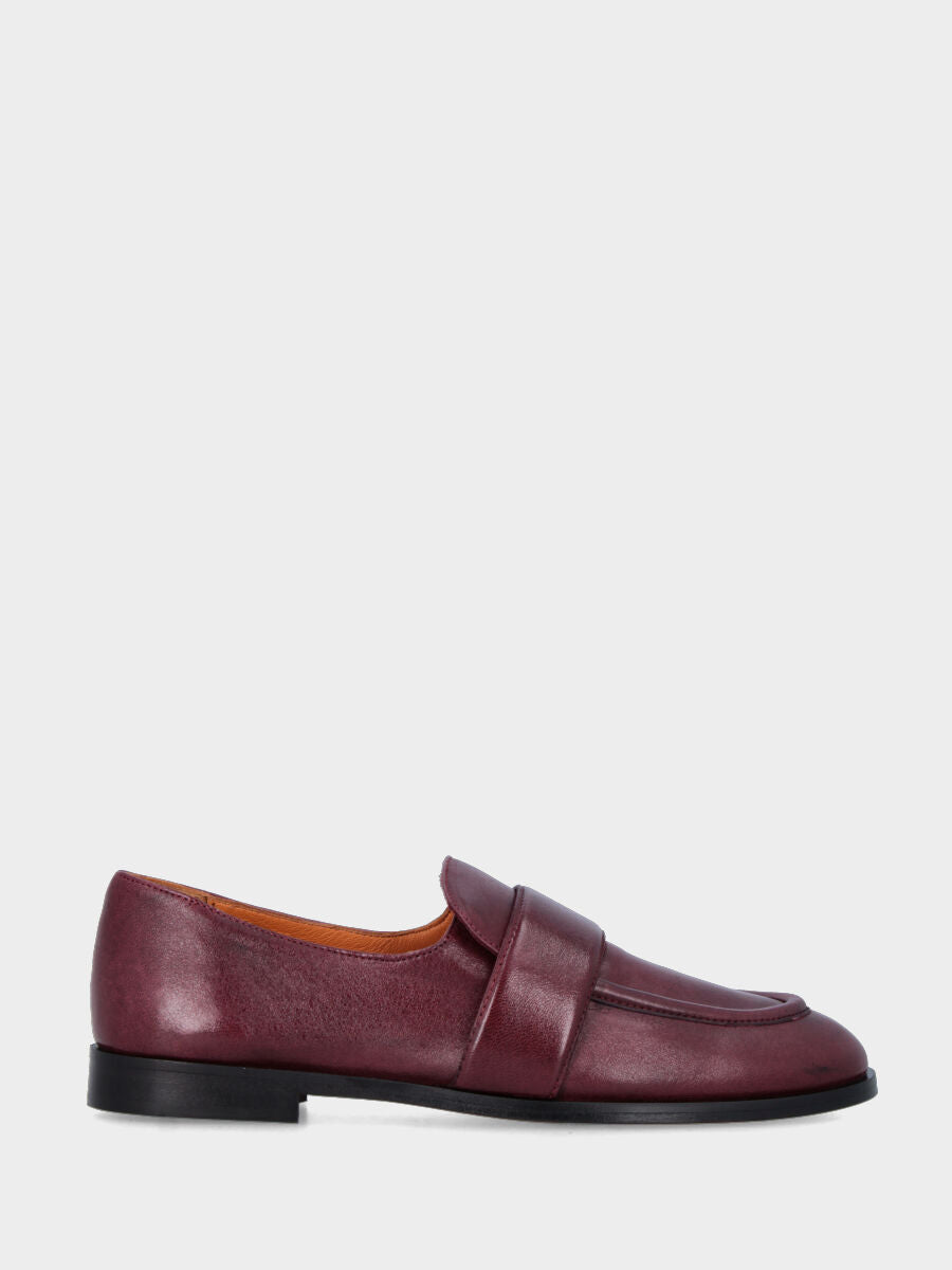 Sandalo monoblocco in vitello rosso con fascia ripiegata
