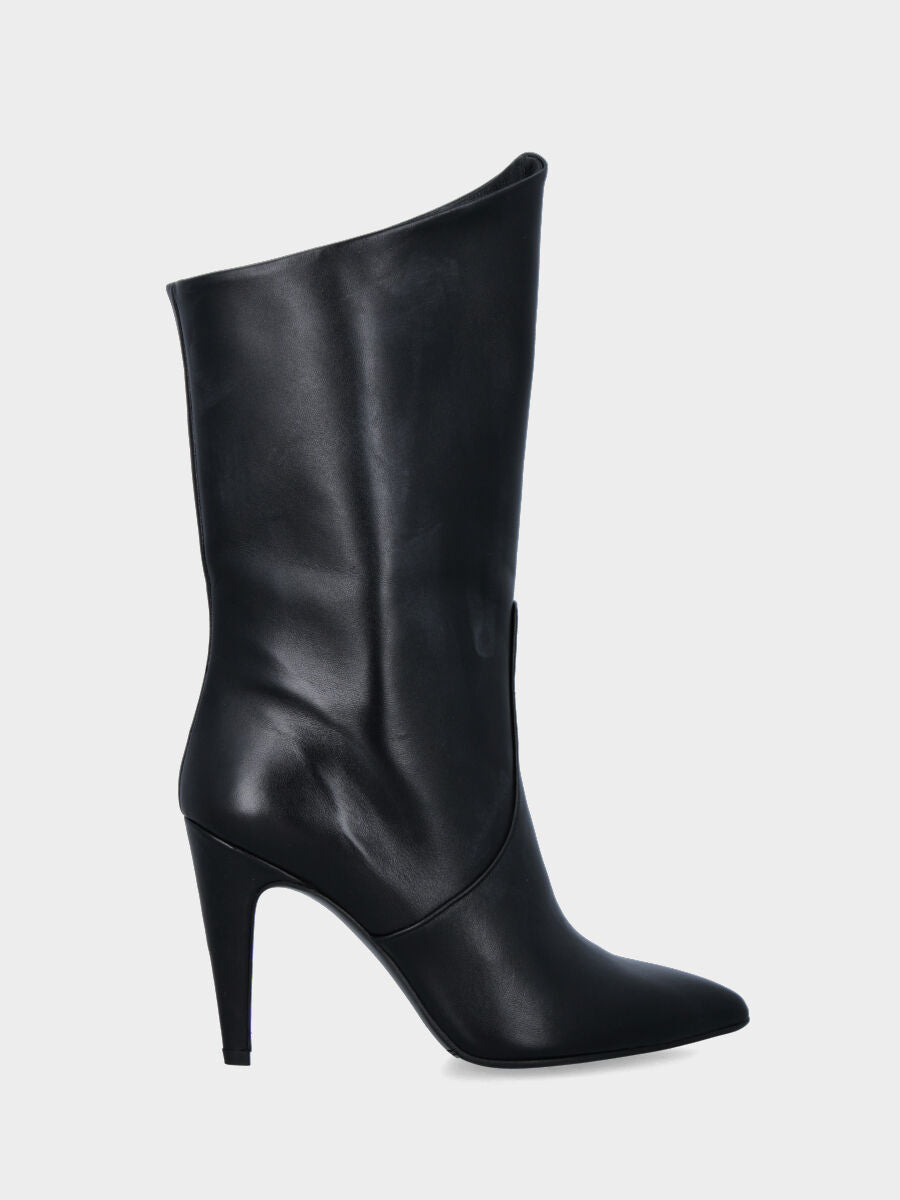 Stivaletto in nappa nera con gambaletto semi tubo e tacco a coda