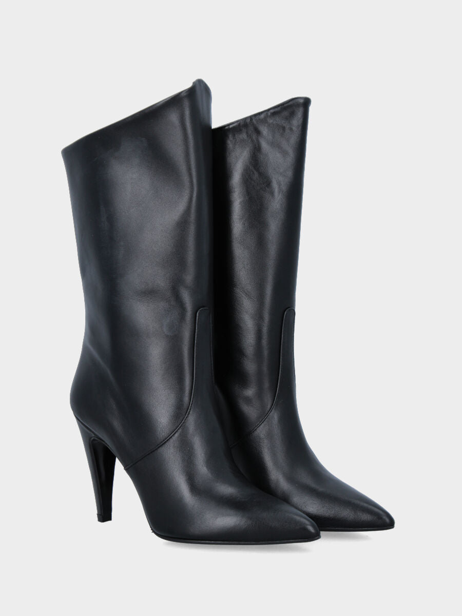 Stivaletto in nappa nera con gambaletto semi tubo e tacco a coda