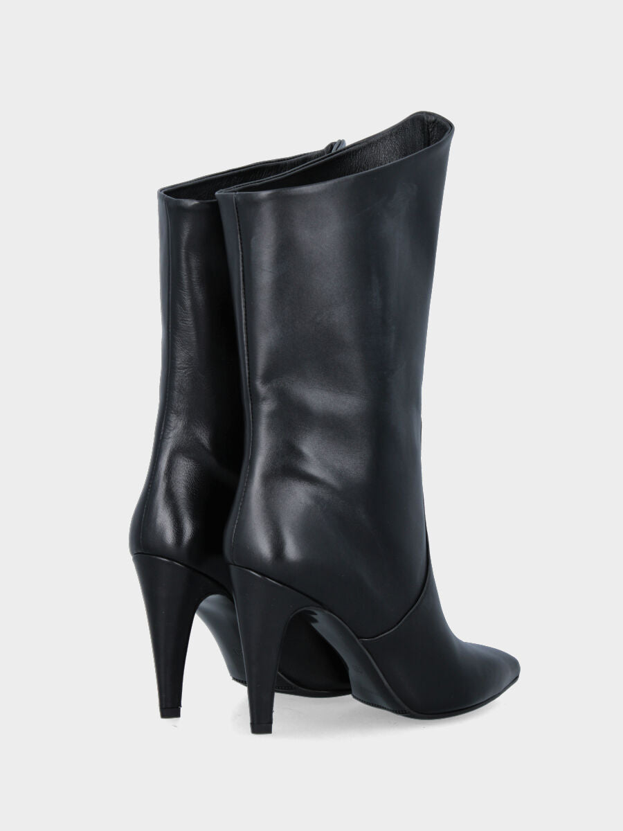 Stivaletto in nappa nera con gambaletto semi tubo e tacco a coda