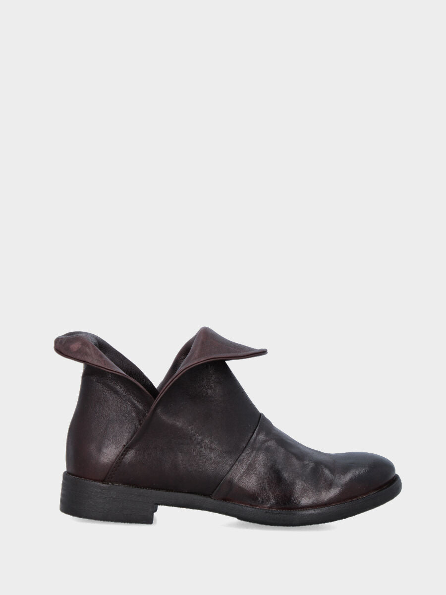 Sandalo monoblocco in vitello rosso con fascia ripiegata