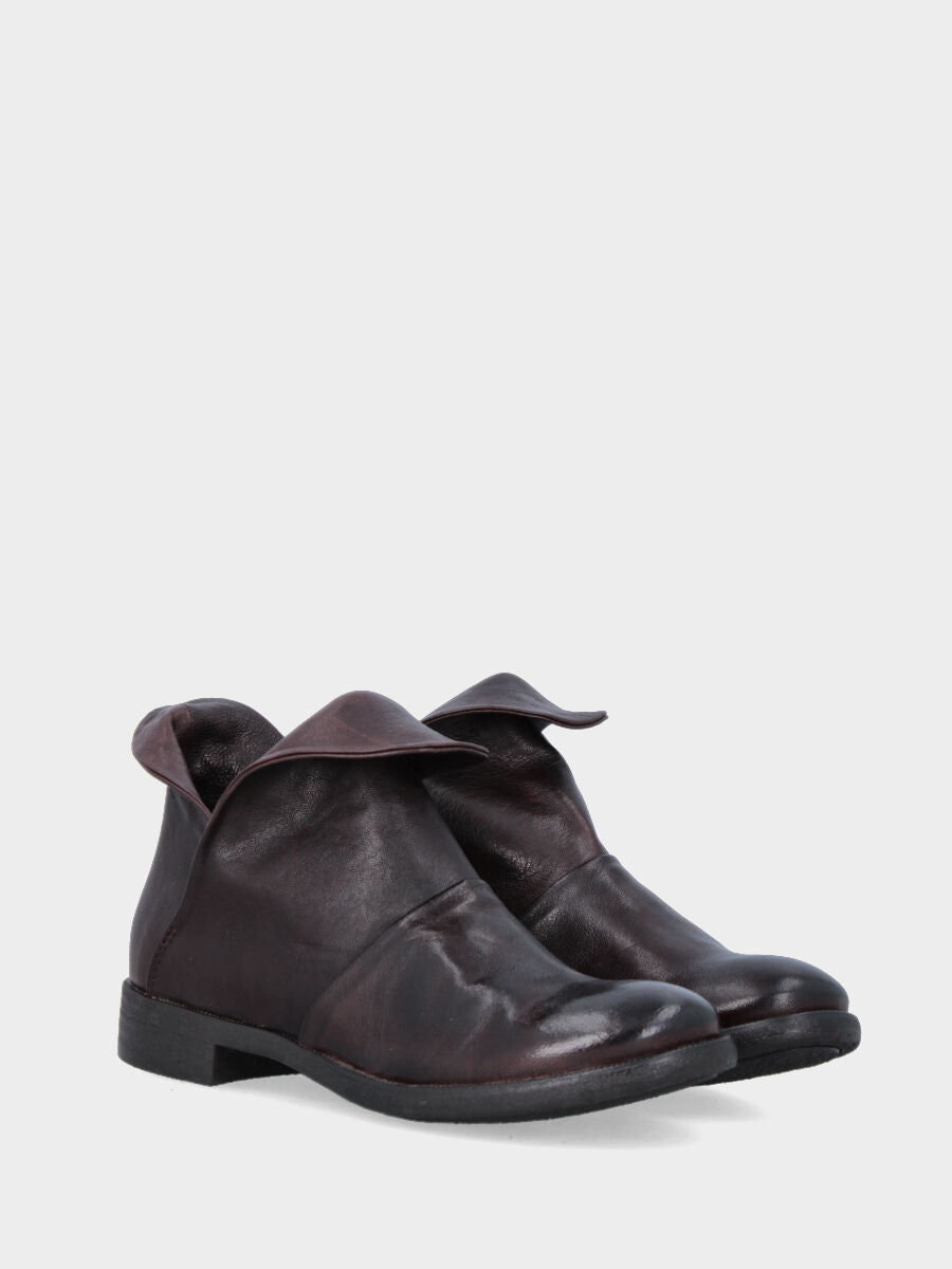 Sandalo monoblocco in vitello rosso con fascia ripiegata