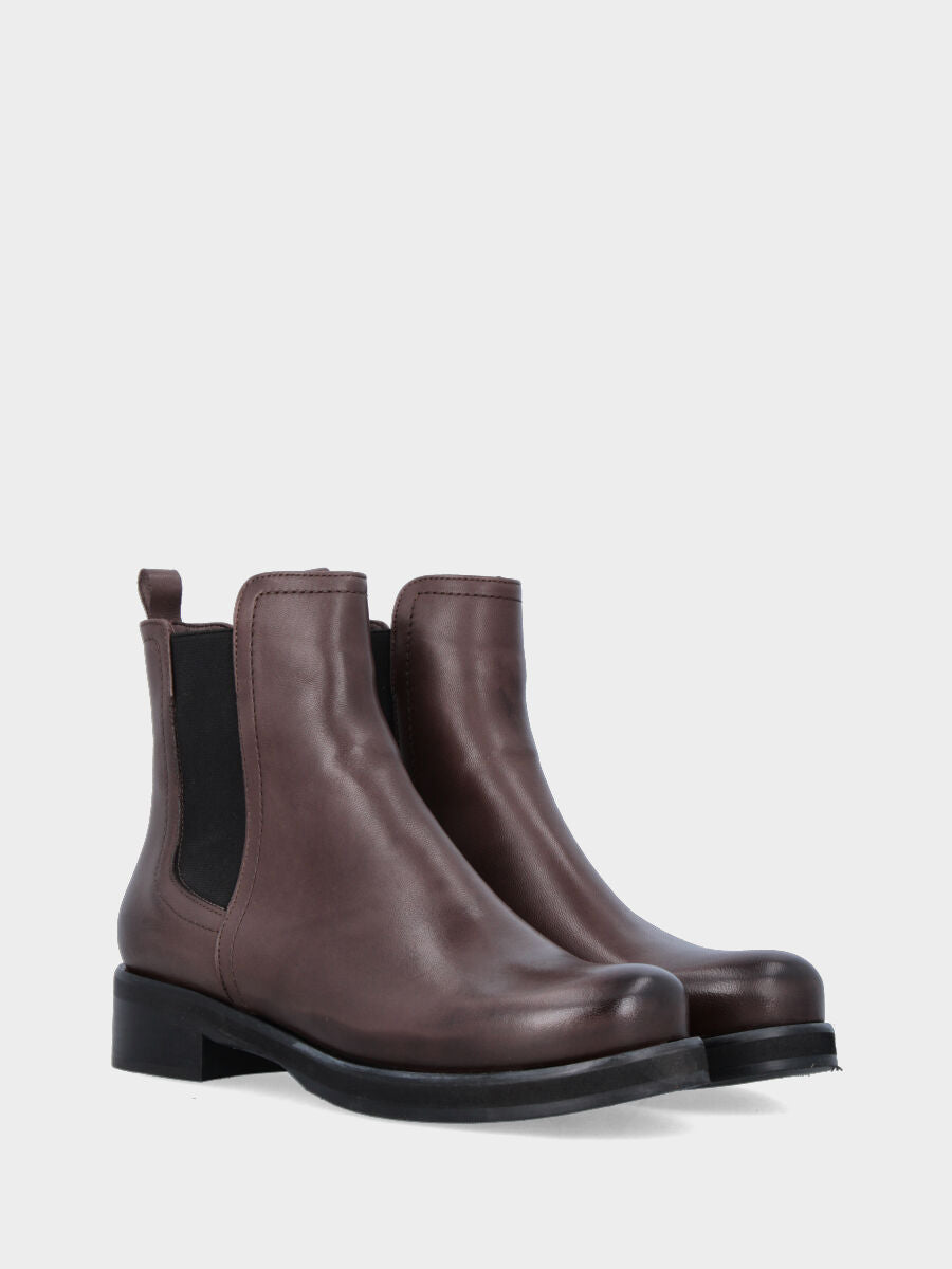 Sandalo monoblocco in vitello rosso con fascia ripiegata