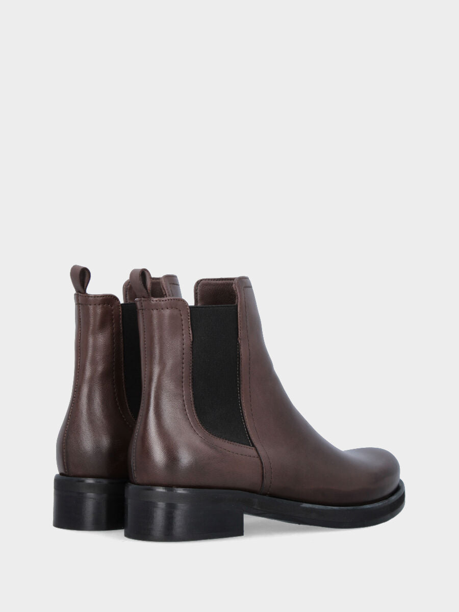 Sandalo monoblocco in vitello rosso con fascia ripiegata