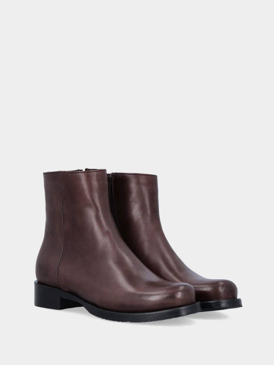 Sandalo monoblocco in vitello rosso con fascia ripiegata