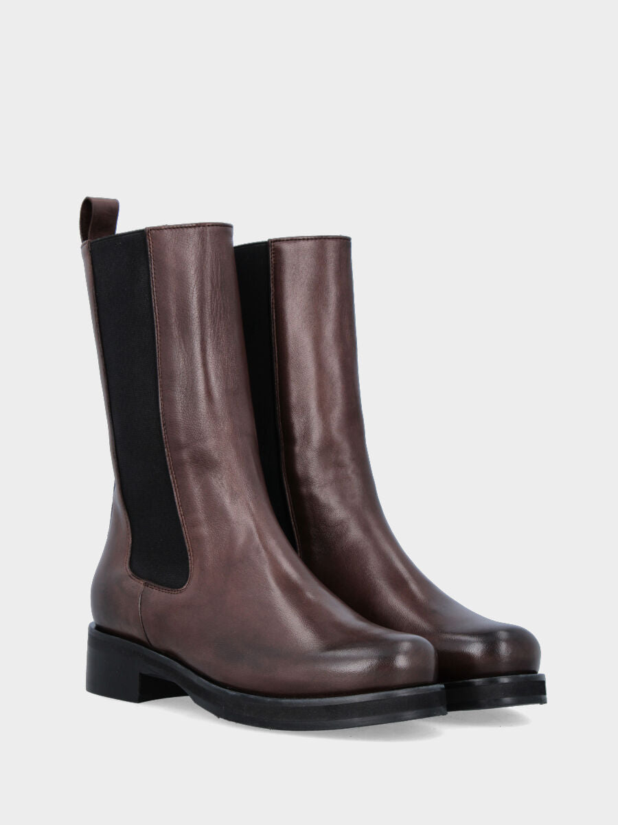 Sandalo monoblocco in vitello rosso con fascia ripiegata