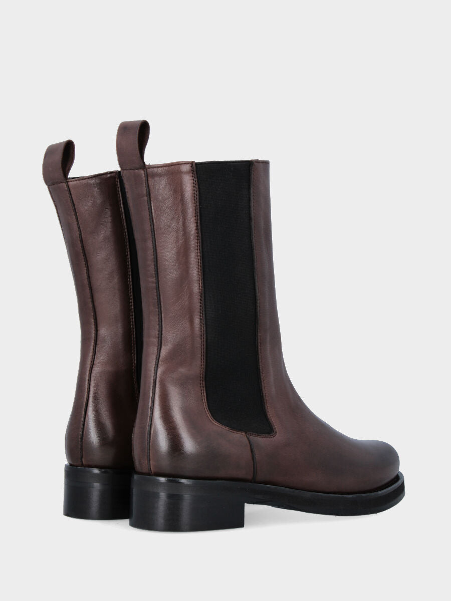 Sandalo monoblocco in vitello rosso con fascia ripiegata