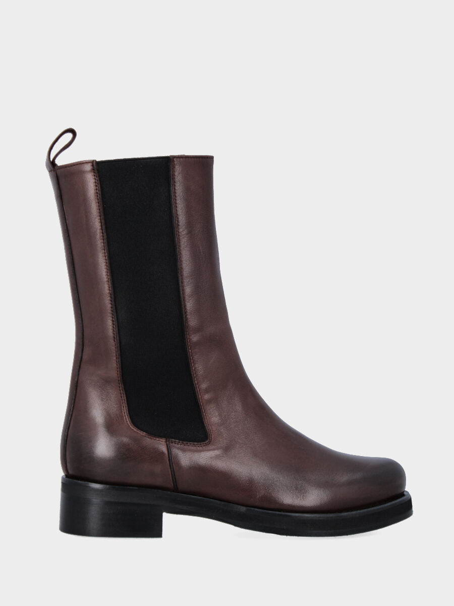 Sandalo monoblocco in vitello rosso con fascia ripiegata