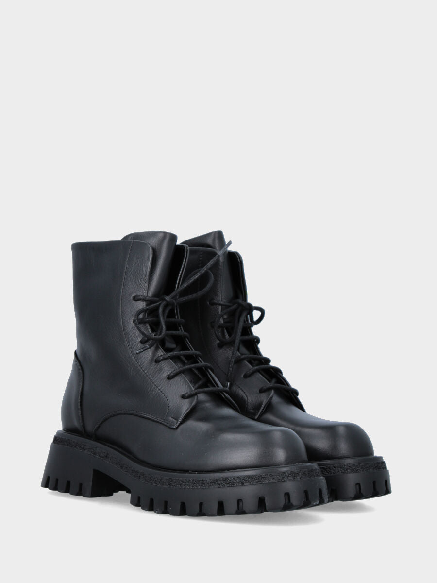 Schnürstiefel Kampfstiefel aus schwarzem Kalbsleder mit Plateausohle und Kettenprofilgummi